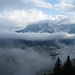 Von der Bergstation Titlis ist die Sicht hinunter ins Engelbergtal durch Wolken verdeckt