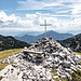 Gipfelkreuz und Gipfelbankerl Mathias-Kogel (1668 m).