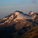 Erste Sonnenstrahlen am Güferhorn (3379m). Rechts davon steht das Läntahorn (3327m) und dahinter der höchste Tessiner Rheinwaldhorn / Adula (3402,2m).