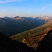 Panorama in der Lücke auf etwa 2930m wo die Wegspuren das zweite Mal den Breitengrat erreichen und wir rasteten. Links auf dem Bild stehen gegenüber das Chilchalphorn (3039,8m) und das Fanellhorn (3123,6m); Rechts ist das Güferhorn (3379m) zu sehen.