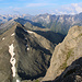 Tiefblick vom Piz Aul (3121,4m) über die Südwand in die Fuorcla da Patnaul (2773m) und das dahinter liegende Faltschonhorn (3022,2m). Rechts ist der Piz Terri (3149,3m) zu sehen.