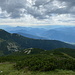 Veľký Kriváň - Ausblick am Gipfel, u. a. zum Chleb (links) und zur Talsperre Krpeľany (rechts).