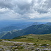 Veľký Kriváň - Ausblick am Gipfel, u. a. zum Snilovské sedlo und zur nahegelegenen Bergstation der Seilbahn.