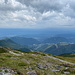 Veľký Kriváň - Ausblick am Gipfel in etwa nördliche Richtung, u. a. ins Tal Vrátna dolina (Vrátna-Tal) und in dessen südliche Fortsetzung Stará dolina (Altes Tal).