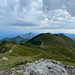 Chleb - Ausblick auf den etwa nordöstlich ziehenden Malá Fatra-Kamm. Hinten ist wiederum der Veľký Rozsutec (1.609 m) zu erahnen.