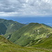 Veľký Kriváň - Ausblick am Gipfel, u. a. zu Malý Kriváň (1.667 m) und Pekelník (1.609 m, rechts der Bildmitte).