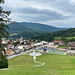 Bei Terchová - Blick vom Jánošík-Denkmal auf den Ort.