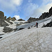 Das grosse blanke Eisfeld umgehen wir rechts. Das zweite (obere) Blankeis passieren wir rechts davon im schmalen Schneeband zwischen Eis und Fels. 