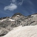 La parete S del Monte del Forno con le caratteristiche striature bianche, vista dalla Sella del Forno