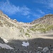 Ab 2700 m muss man durchs Geröll, aber weiter oben gibt es ja auch etwas Gras. Ich stieg mehr oder weniger in der Bildmitte hoch. Der Ausstieg aufs Plateau ist einfacher als es von unten aussieht (T4). Übrigens versuchten mich die Steinböcke mit Steinen abzuschiessen. Zum Glück waren die Tiere nicht direkt oberhalb von mir, sondern etwas weiter rechts.