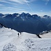 Vor dem Hintergrund von Dom, Täschhorn und Alphubel steigt eine Seilschaft auf...