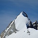 ...und auch am Gipfelgrat zum Weisshorn ist eine Seilschaft gleich oben. Vermutlich waren die jeweiligen Seilschaften bei uns in der Cabane de Tracuit