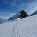 Vom Sattel geht es nun auf den Ostgipfel des Bishorn, die Pointe Burnaby...