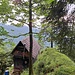 Das Hexenhüttchen (untere Hütte, die obere ist ein wenig adretter Stall) im Abstieg