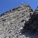Rückblick zum Gipfelaufbau mit der seilversicherten Platte (dunkle Stelle); ist wie immer steiler als es auf dem Foto wirkt, 