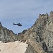 <b>Un elicottero dell'esercito svizzero sorvola ripetutamente la zona.</b>