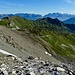 erster Blickkontakt zu unserer heutigen Tageswanderung, welcher über den Grat bis zur Bergstation "Le Cret du Midi" (Vercorin - nicht sichtbar) führen wird...; unser Weg führte uns nach dem Abstieg vom Col des Becs de Bosson "hangtraversierend" am Col du Louche vorbei und im direkten Aufstieg (unterhalb der 3 kleinen Schneefelder) hoch zum Pt. 2898. 