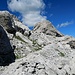 der Wanderweg geht an grossen Felsblöcken vorbei.