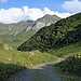 hier bei der Abfahrt, im Bereich etwas unter Obersäss habe ich bemerkt das ich mein teures Fahrradschloss verloren hatte, es ist vom Packträger gerüttelt worden, nun bin ich nochmals die sehr ruppige Alpstrasse hinauf gefahren bis zur Carschinahütte, genützt hatte es nichts, das Fahrradschloss war wie vom Erdboden verschwunden, Pech gehabt.