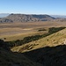 Über den Höhenrücken des Monte Bolza (links, 1904m) und der Cima di Monte Bolza (rechts, 1921 m) führt ebenfalls ein Wanderweg; unten links das Rif. Fonte Vetica.