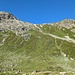 Auf 2350 m ü. M. verliess ich den Wanderweg und stieg durch die grasige Ostflanke hoch zum Gipfelchen Bastiun.