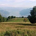 Terminato il bosco si arriva ai prati che precedono il rifugio.