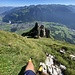 Oberhalb der steilen Wiese mit Blick zur Schwösteren