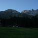 Start in Gross Rychenbach, darüber unter dem wolkenlosen Morgenhimmel die fünf geplanten Gipfel rund um das Tenn: Tennhorn, Hohjegiburg, Vorderspitze, Gross und Klein Simelistock (von links), am linken Bildrand zudem das Mittaghiri