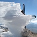 Der Wind hat am Gipfelkreuz ein skurriles Eiskunstwerk geschaffen.