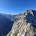 Ankunft auf dem NNE-Grat, der an der Licht-Schattengrenze zum Gipfel des Tennhorns führt. Dahinter die Hohjegiburg, rechts Kingspitz und Mittelhorn, über dem Urbachtal rechts das Hangendgletscherhorn, links Gallouwi- und Schaflägersteck, darüber am Horizont von rechts Hubel- bis Ritzlihoren