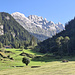 Spätnachmittag auf der Falcheren: unten nutzen die Bergbauern das heisse und trockene Wetter zum Heuen, darüber winken die Gipfel rund um das Tenn und der Kingspitz zum Abschied