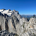 2. SL auf dem Hohjegiburg W-Grat, links davon die Mittelgruppe - unter der Vorderspitze der Startplatz -, darüber die Well- und Wetterhörner, rechts das Reeti, dazwischen über Männlichen, Tschuggen und Lauberhorn, Schwalmere- und Schilthorngruppe