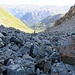 Hier oben liegt enorm viel grober Schutt und auch viele feine frischere messerscharfe Stein-Splitter. 