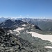 Dalla selletta alla base della parete SW del Piz Platta, la traversata dal Tälihorn: sulla cengia (con qualche chiazza di neve) sopra il ghiacciaio all'andata e sul filo di cresta al ritorno