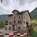 Wer im Hotel Fafleralp übernachtet, tut dies zumeist nicht im Hauptgebäude, sondern in einem der umliegenden Unterkunftshäuser. Das grösste davon ist das «Langgletscher». Unser Zimmer liegt im 3. Stock mit Blick nach Norden (hier rechts).