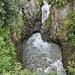 Der aus dem Tellin-Tal strömende Bach Gisentella hat sich in Blatten tief ins Gestein eingefressen.