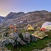 Base Camp auf dem Panixerpass (Fun Fact: anscheinend verläuft die Kantonsgrenze GL-GR exakt zwischen den beiden grünen Zelten im Vordergrund und unmittelbar vor dem weissen Aufenthaltszelt :-)