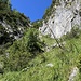 Steil geht's hinan, in der Rinne nicht zu verfehlen.
