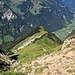 Der felsige Aufstieg  unterhalb des Ausstiegs ist bestens mit Stiften gesichert