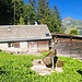 ... hoch zum markierten Wanderweg der vom Chrauchtal her kommt. <br />Bei dieser Hütte kommen die Wege zusammen