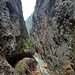 ...schwillt hier in der sehr engen und bis zu 150 Meter hohen Felsschlucht zu einem reißenden Wildbach an.