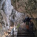 Von der Höllentaleingangshütte aus führt der Weg bis zum Abzweig des Stangensteigs über gut 1,2 Kilometer durch die imposante Klamm. Dabei werden über 360 Höhenmeter überwunden.