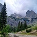 Jenseits der Klamm führt der Wanderweg weiter zur Höllentalangerhütte.