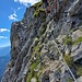 Spektakulär, aber nicht unbedingt schwierig (I) ist ein seilversicherter Abstieg vom Grat, kurz vor dem Grubigstein.