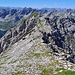 Luis reichte es hier mit dem Bruch, ich dagegen wollte dem Westgipfel noch einen Besuch abstatten. Die Route führt zunächst auf dem Grat weiter, dann geht's links hinunter. 