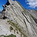 Diese Platten werden in den großen, dunklen Rissen durchquert.