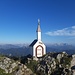 Gipfelkircherl, rechts im Hintergrund die Loferer Steinberge