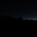 5 del mattino. Il Carro dell'Orsa Maggiore è proprio sopra il Cervino.  Alla base della piramide la luce del rifugio Oriondè.