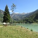 Poco dopo Maen una diga sul Torrente Marmora forma questo lago frequentato dai pescatori e frequentatori dell'area attrezzata con tavoli da picnic.