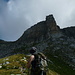 il sentiero sale dritto per dritto fino alla bastionata rocciosa della torre vitali